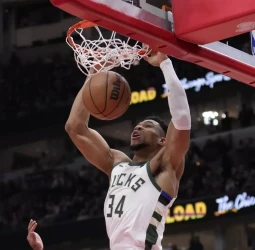 El ciclón Antetokounmpo arrasa Chicago