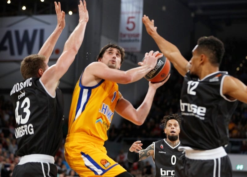 Shved destroza al Brose Baskets (70-74)