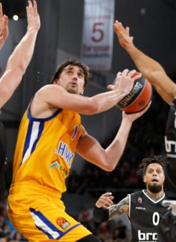Shved destroza al Brose Baskets (70-74)