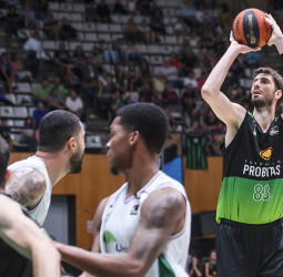 Andrés Feliz desmonta al Unicaja en un sensacional último cuarto (74-65)