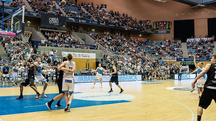 Un triple de Sàbat certifica la permanencia de Monbus Obradoiro (70-69)
