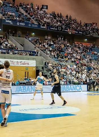 Un triple de Sàbat certifica la permanencia de Monbus Obradoiro (70-69)