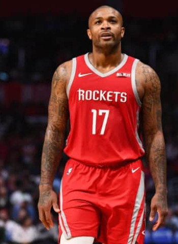 PJ Tucker reforzará a los Milwaukee Bucks, Rodions Kurucs incluido en el traspaso