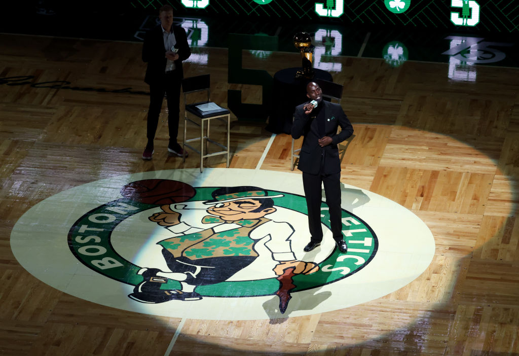 Los Celtics retiran el "5" de Kevin Garnett