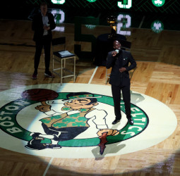 Los Celtics retiran el "5" de Kevin Garnett