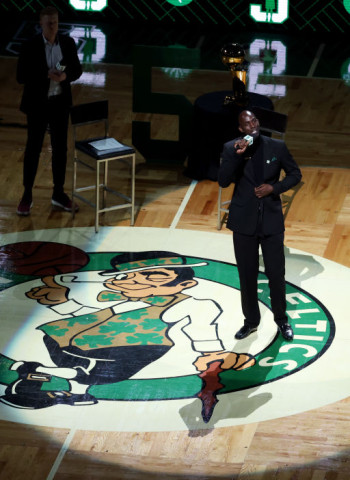 Los Celtics retiran el "5" de Kevin Garnett