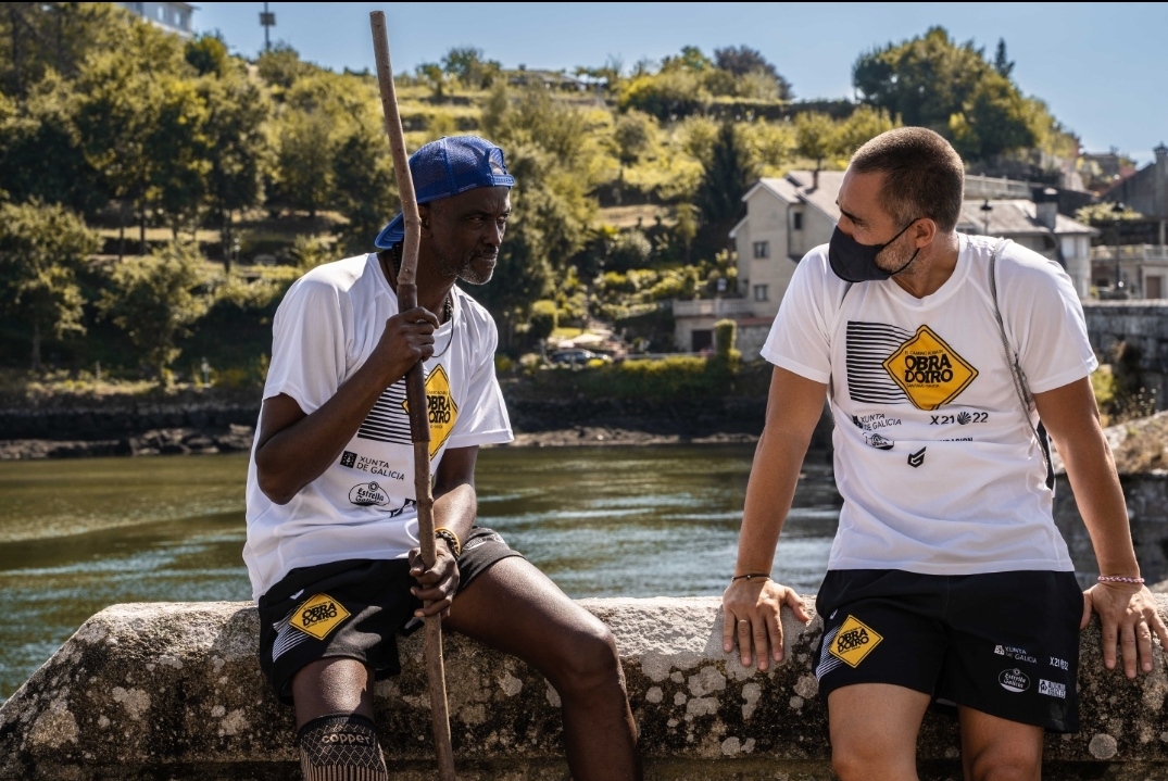 Craig Hodges alcanza Ponte Sampaio acompañado del entrenador ayudante Gonzalo Rodríguez para completar la segunda etapa
