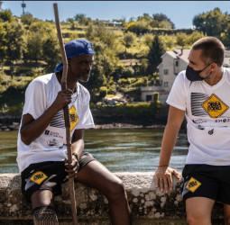 Craig Hodges alcanza Ponte Sampaio acompañado del entrenador ayudante Gonzalo Rodríguez para completar la segunda etapa