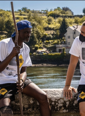 Craig Hodges alcanza Ponte Sampaio acompañado del entrenador ayudante Gonzalo Rodríguez para completar la segunda etapa