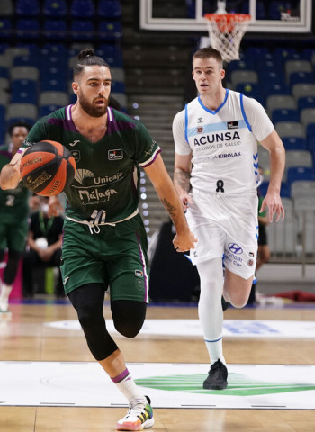 El Unicaja se da un festín en el Carpena (104-69)