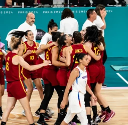 España se abona a ganar con sufrimiento, 63-62