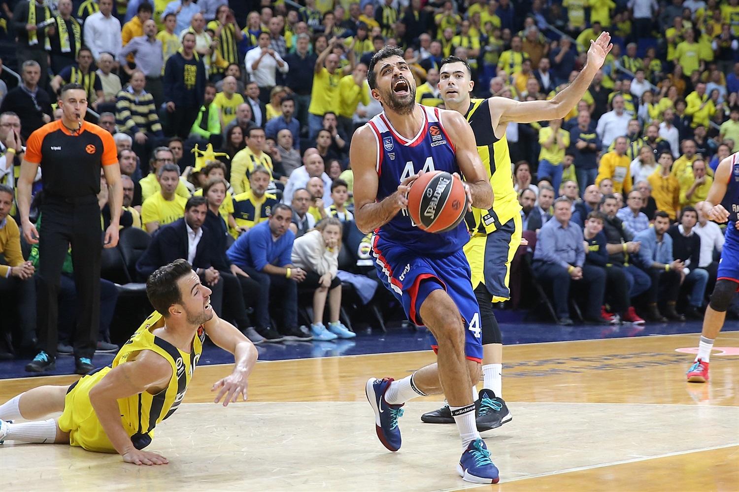 Krunoslav Simon, renovado por el Anadolu Efes
