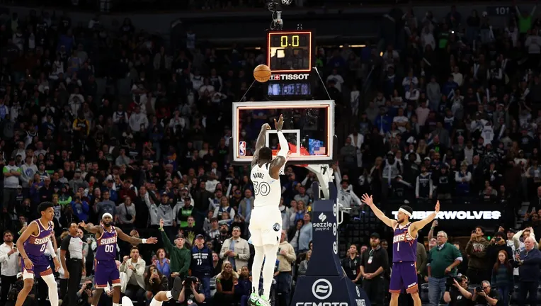 Un triple de Randle apuntilla a los Suns, 117-120