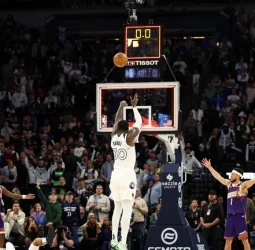 Un triple de Randle apuntilla a los Suns, 117-120