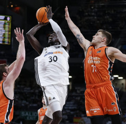 El Real Madrid lame sus heridas europeas a costa del Valencia, 96-89