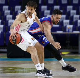 El Madrid fuerza el cuarto partido con una remontada espectacular (80-76)