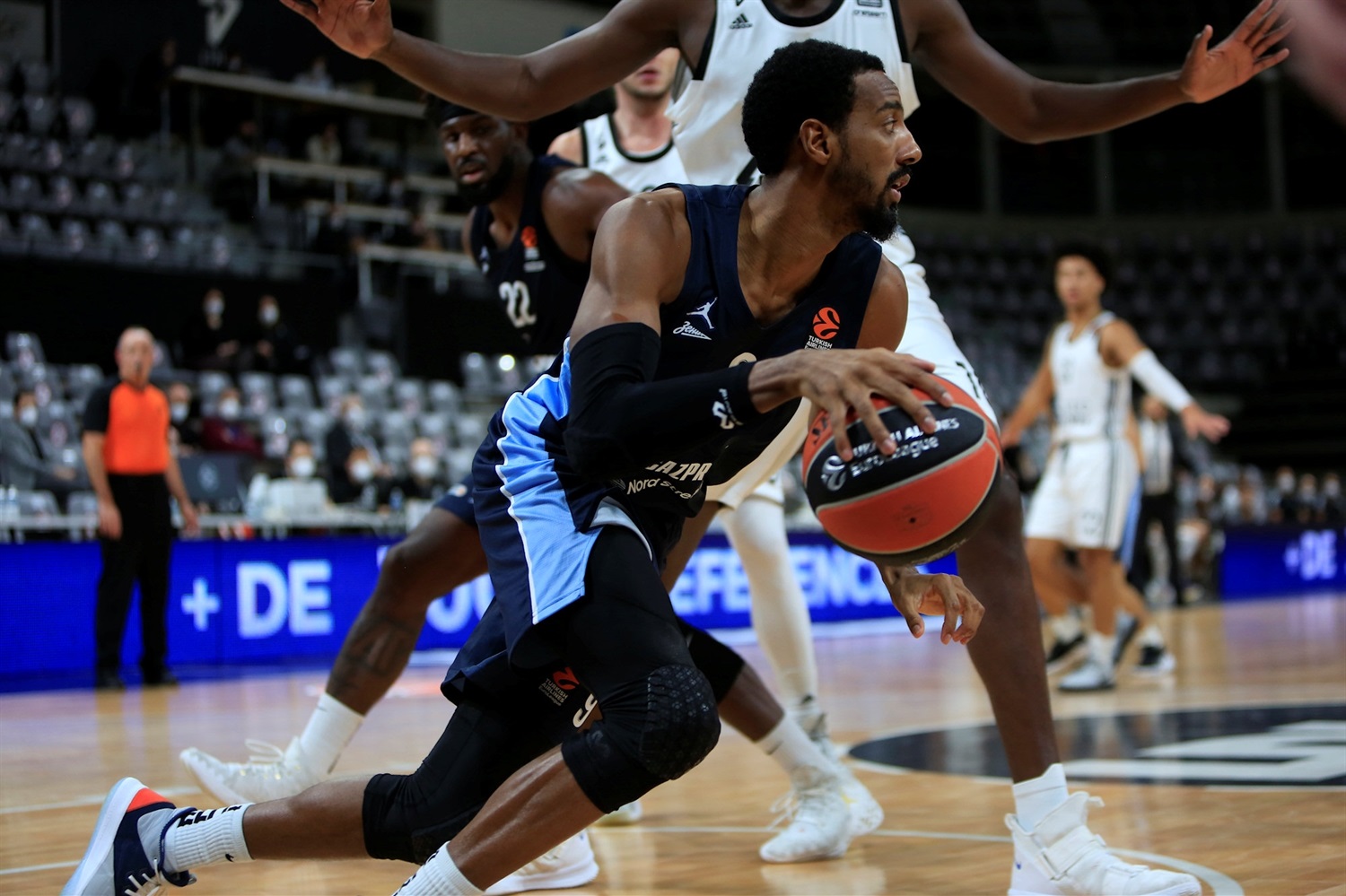 El Zenit sale de Astroballe con la victoria (53-66)