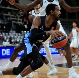 El Zenit sale de Astroballe con la victoria (53-66)