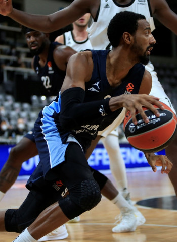 El Zenit sale de Astroballe con la victoria (53-66)