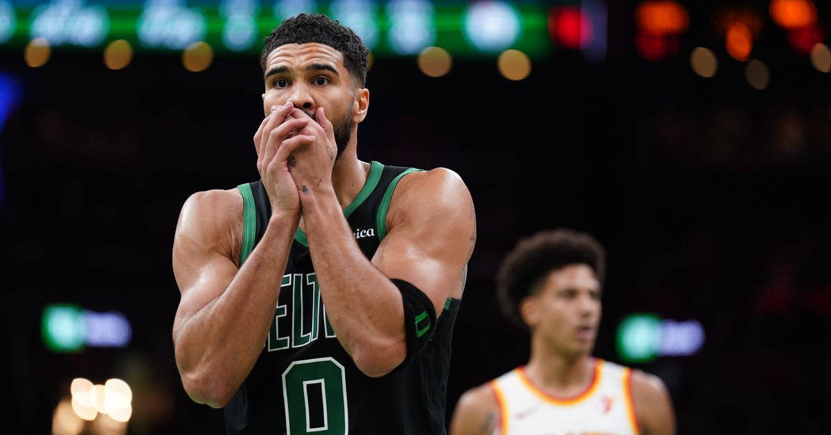 Los Hawks, sin Trae Young, ganan por uno a los Celtics, 117-116