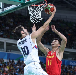 Serbia arrasa a China (94-60)
