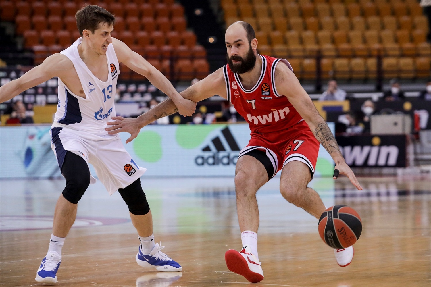 El Olympiacos remonta para vencer al Zenit (75-61)
