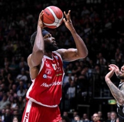 El Armani Milán logra cortar la racha de la Virtus en la supercopas, 98-96
