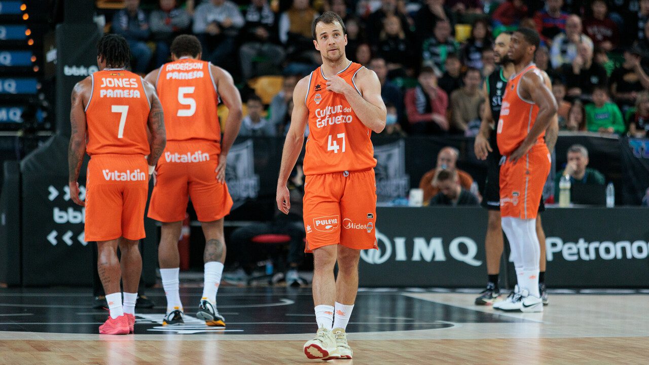 Kevin Pangos, baja para lo que resta de temporada