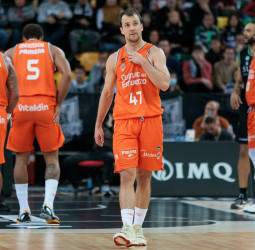 Kevin Pangos, baja para lo que resta de temporada