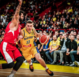 Los jugadores del Monbus Obradoiro, Chris Czerapowicz y Maxime de Zeeuw, regresan lesionados de las Ventanas FIBA