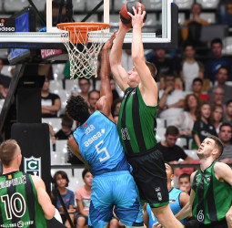 Morgan ejerce de revulsivo y permite que la Penya sume la primera victoria de la temporada (78-76)