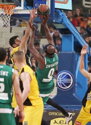 Panathinaikos arrasa, Olympiacos sufre