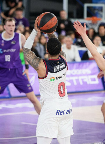 El Zunder Palencia ya es equipo de LEB tras su derrota ante el Baskonia, 94-101