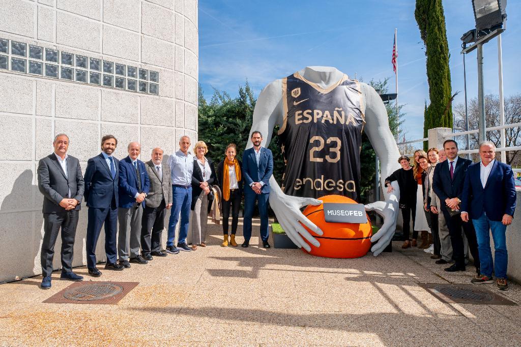 Presentados los actos y la equipación del Centenario de la FEB