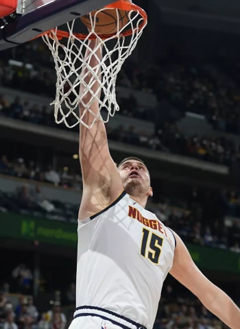 Jokic impulsa a los suyos ante los Blazers