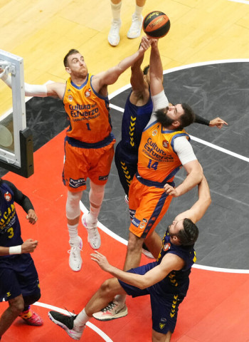 UCAM Murcia a semifinales por la puerta grande (83-86)