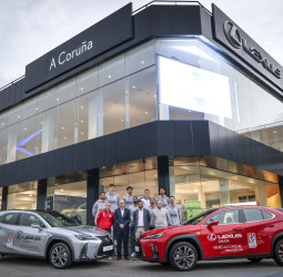 Los jugadores del Monbus Obradoiro reciben sus nuevos Lexus UX 250h híbridos auto recargables
