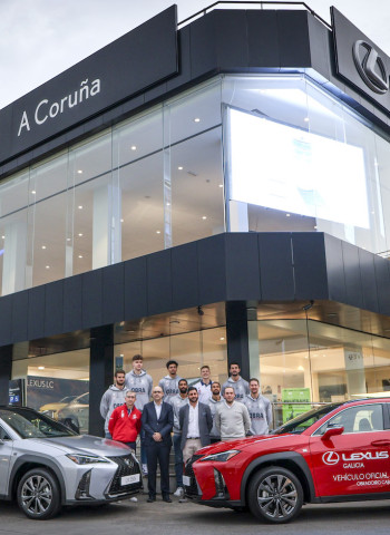 Los jugadores del Monbus Obradoiro reciben sus nuevos Lexus UX 250h híbridos auto recargables