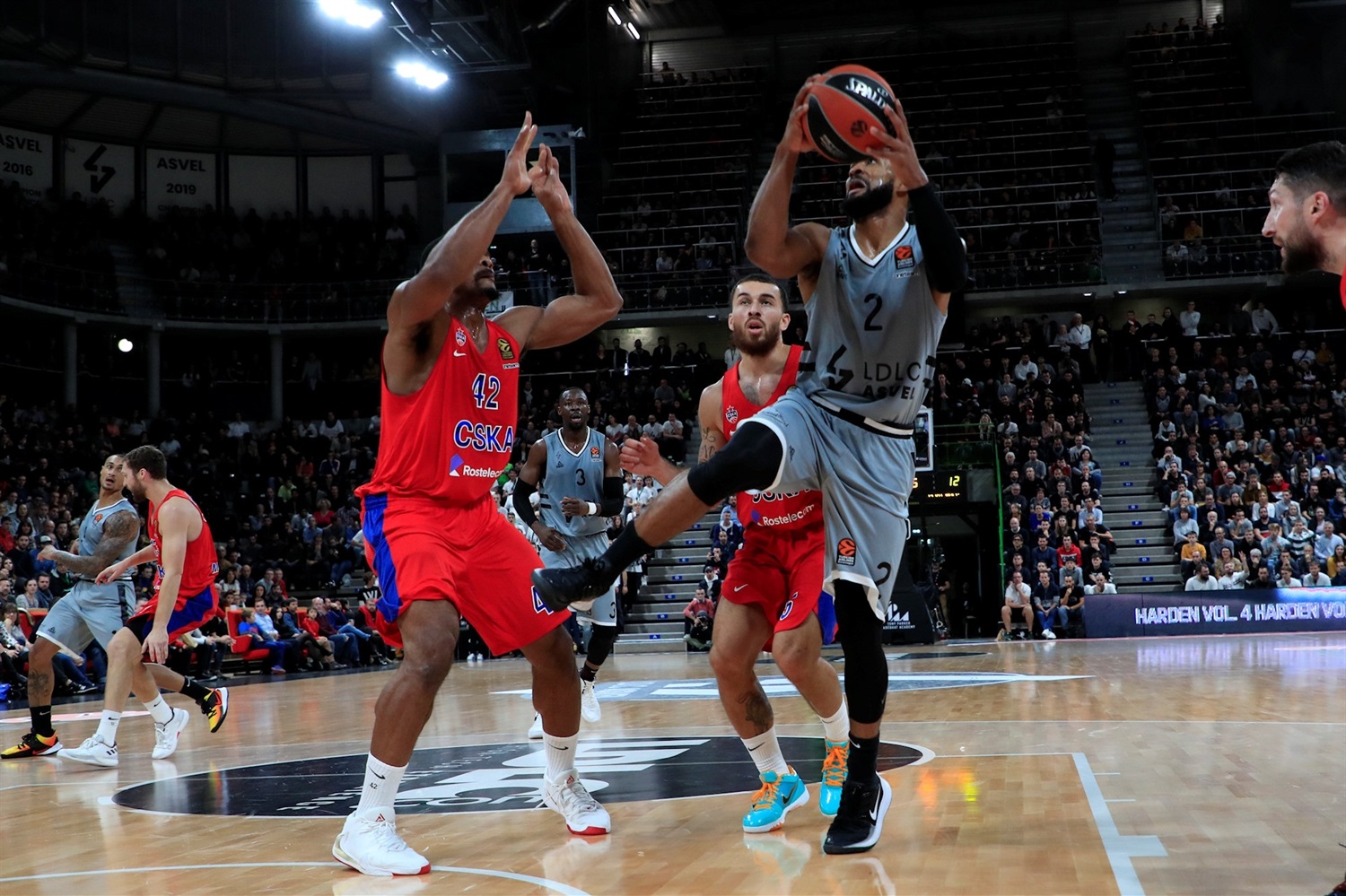 Taylor desata la locura en el Astroballe (67-66)