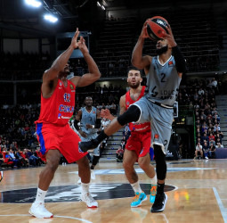 Taylor desata la locura en el Astroballe (67-66)