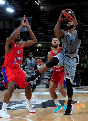 Taylor desata la locura en el Astroballe (67-66)