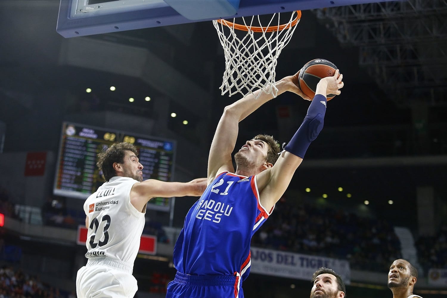 Randolph y Llull guían al Madrid a la victoria ante el Anadolu Efes (92-84)
