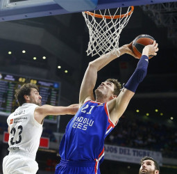 Randolph y Llull guían al Madrid a la victoria ante el Anadolu Efes (92-84)