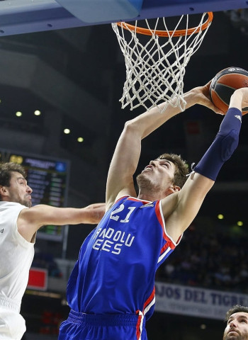 Randolph y Llull guían al Madrid a la victoria ante el Anadolu Efes (92-84)