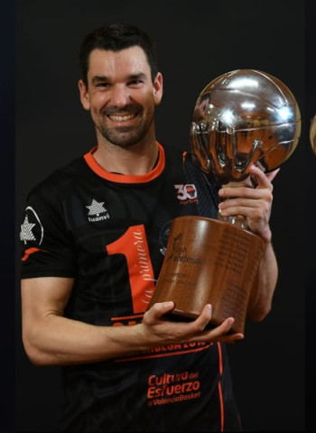 Valencia Basket ejecuta la ampliación de contrato de Rafa Martínez, San Emeterio y Vives