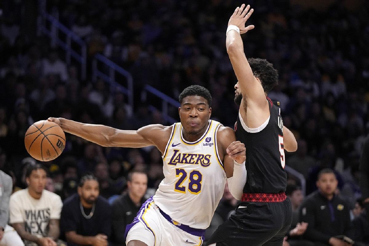 LeBron se lesiona y Hachimura sale al rescate