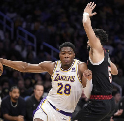 LeBron se lesiona y Hachimura sale al rescate