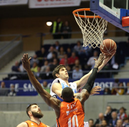 Un Valencia Basket con mucho oficio, impuso su ley en Santiago (75-92)
