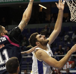 El UCAM Murcia pone al Movistar Estudiantes en un situación comprometida (67-82)