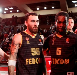 James levanta al Mónaco sobre el UNICS en un emocionante partido (79-76)